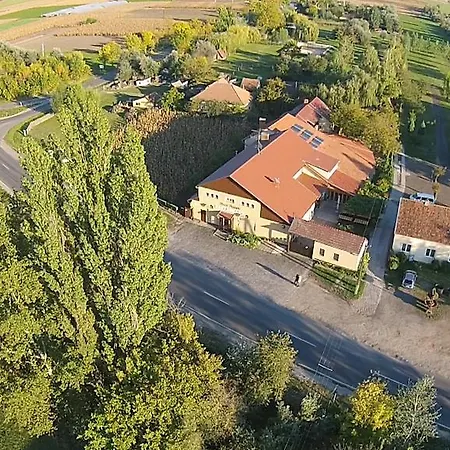 אורחן Bauer - Countryside Retreat